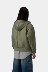 Campera puffer negra de tafetán de nailon reciclado, con capucha ajustable, cierre frontal bidireccional y bolsillos tipo canguro. Presenta puños y dobladillo de punto acanalado y detalle de etiqueta cuadrada tejida en el bolsillo.