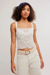 Musculosa corta y semitransparente de encaje floral blanco, con escote cuadrado y tirantes dobles finos ajustables.