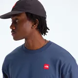 Camiseta de corte oversize color azul, con cuello redondo y manga corta. Presenta un pequeño parche cuadrado con el logo de la marca en color rojo en el pecho.