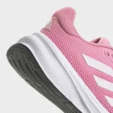 Championes de running Adidas modelo Response para mujer, color rosado. Presentan una parte superior de malla transpirable con las tres tiras icónicas en blanco, mediasuela de EVA para mayor amortiguación y suela de caucho resistente.