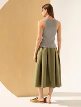 Musculosa gris de punto acanalado con cuello redondo y sisas anchas.