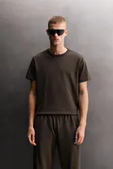Camiseta de corte relajado confeccionada en tejido de algodón compacto, con cuello redondo y manga corta, perteneciente a la línea Zara Athleticz.