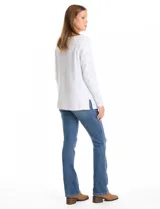 Buzo de tejido soft con efecto jaspeado en tonos blanco y azul. Presenta escote a la base con terminación rib, mangas largas de corte recto y ruedo recto con tajos laterales.