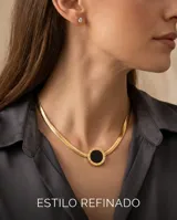 Collar tipo gargantilla de acero con baño de oro, compuesto por una cadena de eslabones planos tipo serpiente y un dije circular central con piedra ónix negra y números romanos grabados en el borde.