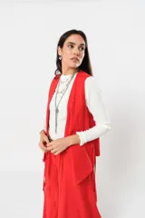 Chaleco rojo sin mangas con escote en V y lazos para anudar.