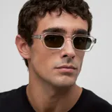 Lentes de sol con montura cuadrada transparente y cristales verdes polarizados. Presentan un diseño de estilo retro con la parte superior plana y protección UV400.