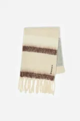 Bufanda de lana cepillada con diseño de rayas horizontales en tonos beige y marrón, con flecos en los extremos y logo de la marca bordado.