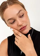 Anillo de plata 925 con una cruz de zirconias y esferas.