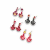 Par de aros colgantes con forma de llama en diferentes colores: rojo, negro y rosa.