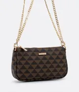 Bolso bandolera rectangular de poliuretano color marrón con estampado de triángulos y correa de cadena dorada.