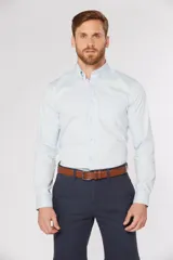 Camisa sport blanca de manga larga con spandex, cuello abotonado y bolsillo ojal en el pecho.