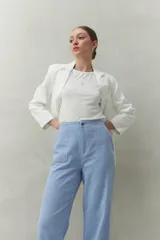 Pantalón de corte recto y tiro alto, color celeste, con bolsillos frontales tipo parche y cierre de botón y cremallera.