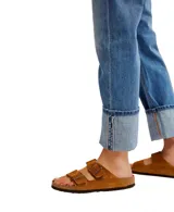 Pantalón de jean celeste de corte recto con ruedo doblado.