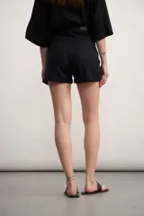 Short de jean negro de tiro alto con bolsillos delanteros y traseros.