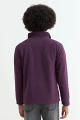 Buzo de polar gris con cuello alto y cierre frontal parcial, de manga larga y ajuste cómodo.