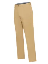 Pantalón de gabardina color beige, modelo Wrinkle Free Classic de RKF, de corte recto, tiro medio y con bolsillos laterales y traseros.