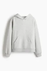 Buzo con capucha de doble capa, hombros caídos y bolsillo canguro frontal. Tejido de punto con interior cepillado suave y puños y bajo acanalados.