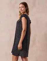 Camisón corto azul marino con estampado floral celeste, escote en V con puntilla blanca y botones.