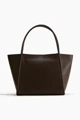 Bolso shopper marrón de tejido revestido con asas y cierre superior. Forrado.