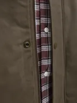Campera tipo worker de color marrón, con cuello camisero de pana en tono contrastante, cierre frontal con broches a presión y mangas largas.