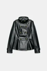 Chaqueta entallada de efecto piel en color negro, con cuello subido y cierre frontal cruzado con botones metálicos dorados. Cuenta con manga larga con trabillas en los puños y hombreras decorativas.