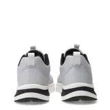 Championes Umbro modelo Vega, color gris claro con detalles en negro y blanco. Presentan una capellada de malla transpirable, cordones grises, logo Umbro en los laterales y suela bicolor.