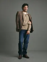 Pantalon jean de corte recto clásico, con diseño de cinco bolsillos y cierre frontal con botón y cremallera.