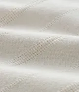 Bermuda de playa para hombre, de corte recto y color verde menta, confeccionada en algodón texturizado con diseño de rayas sutiles. Cuenta con cintura elástica con cordón de ajuste, bolsillos laterales y diseño sin estampas.