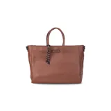 Cartera de formato amplio y estructurado, color marrón, con doble asa de mano y correa larga desmontable y regulable que permite llevarla al hombro o cruzada. Cuenta con cierre superior y aplique decorativo en el frente.