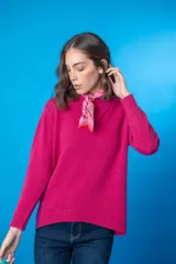 Sweater color beige de tejido de punto con cuello redondo y mangas largas.