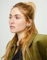 Par de aros plateados con cristal facetado ovalado de color rosa.