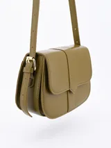 Bandolera blanca de cuero sintético con correa larga regulable y herrajes dorados.