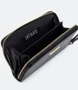 Billetera pequeña color negro con cierre de cremallera y correa de muñeca.