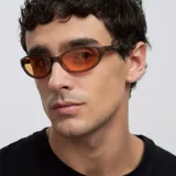 Lentes de sol con armazón cat-eye envolvente de color camel y cristales naranjas.