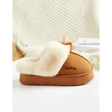 Pantuflas altas para mujer con plataforma, confeccionadas en gamuza sintética de color rosado y forradas internamente con corderito sintético beige. Presentan un diseño cerrado sin talón y el texto 'breze' bordado en el lateral.