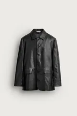 Sobrecamisa de corte relaxed fit confeccionada en tejido efecto piel de color negro, con cuello solapa, manga larga, bolsillos con solapa en la cadera y cierre frontal de botonadura.