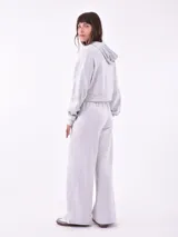 Campera tipo hoodie cropped de color azul marino, con cierre frontal completo, capucha y mangas largas con puños elásticos.