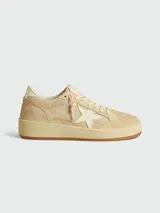 Zapatillas Golden Goose modelo Ball Star, confeccionadas en gamuza color beige con diseño de estrella lateral y refuerzo en el talón. Presentan suela de goma con efecto envejecido y cordones al tono.