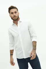 Camisa de manga larga con ajuste slim, color blanco con sutiles motas de colores. Presenta cuello clásico, cierre frontal con botones y logo bordado en el pecho.