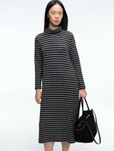 Vestido midi de punto a rayas horizontales en gris y negro, con cuello alto y mangas largas. Diseño de corte recto y ajuste cómodo.