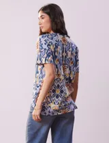 Remera de algodón estampada marca Cupio, de cuello redondo y manga corta.