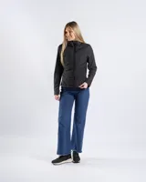 Campera entallada de material textil color negro, con cuello alto, capucha fija y cierre frontal completo. Presenta mangas largas y diseño con paneles curvos.