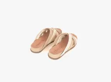 Sandalias de cuero color almendra con tiras cruzadas en cuero color blanco.