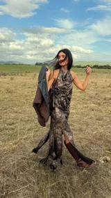 Falda larga de satén con estampado abstracto en tonos tierra, presenta un tajo frontal y detalles de envidado en lino a contratono. Cuenta con cierre lateral y forro interior.