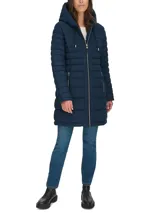 Campera puffer larga de Tommy Hilfiger en color azul marino. Presenta un diseño acolchado horizontal, cierre frontal completo con cremallera, capucha ajustable con cordones y dos bolsillos laterales con cierre. Incluye detalles distintivos de la marca.
