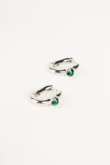 Aros plateados tipo argolla con dije de cristal verde en forma de lágrima.