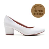 Zapato de cuero blanco con taco cuadrado y suela marrón.