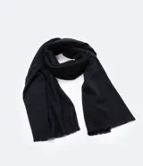 Bufanda larga de tejido suave, color negro, con bordes deshilachados.