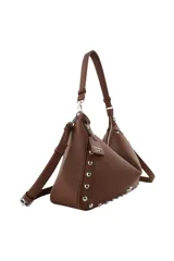 Cartera de hombro Las Oreiro en color negro, con diseño estructurado de base curva y tachas metálicas decorativas en los bordes. Incluye una correa ajustable y un aplique metálico con forma de labios en la parte frontal.