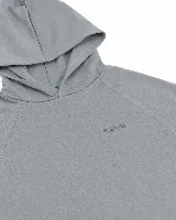 Canguro de manga corta con capucha, confeccionado en algodón con efecto acid wash. Presenta un diseño minimalista con el logo de la marca bordado en el pecho.